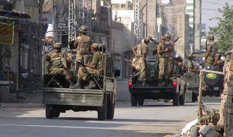 Pákistántí vojáci vyráejí do Jiního Vazíristánu