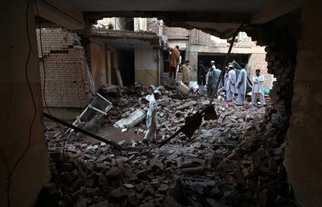 Následky pumového útoku v Pákistánu