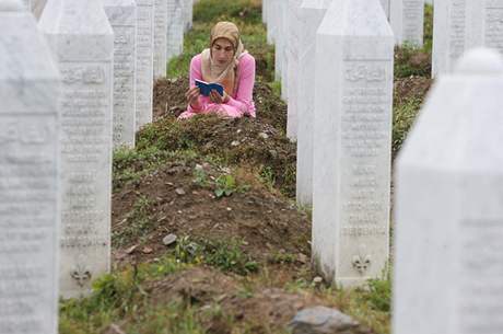 Památník obtem masakru ve Srebrenici