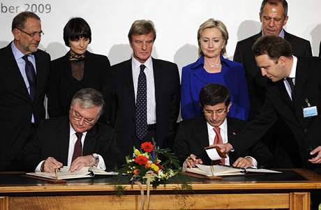 Javier Solana, výcarská ministryn zahranií Micheline Calmy-Rey, francouzský ministr zahranií Bernard Kouchner, Hillary Clintonová a Sergej Lavrov sledují tureckého(velvo) a armánského ministra zahraniních vcí podepisující dohodu.   
