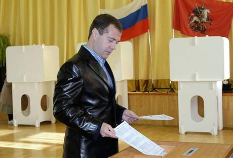 Ruský prezident Medvedv u volební urny