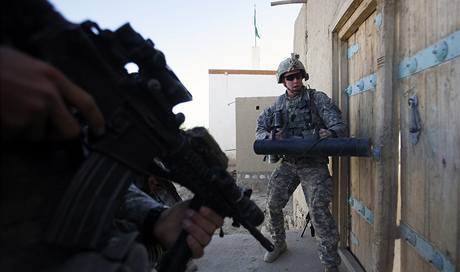 Amerití vojáci pi domvní prohlídce v Afghánistánu