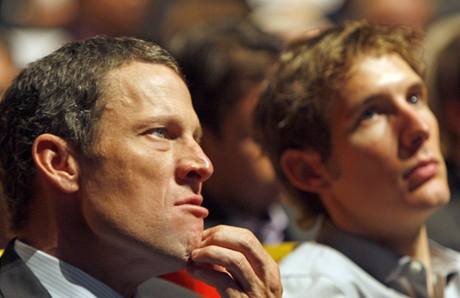 Lance Armstrong, vpozadí Andy Schleck.