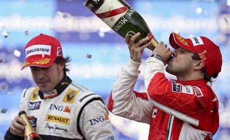 Fernando Alonso (vlevo) a Felipe Massa.