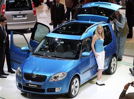 Novináři prohlížejí nový model Roomster české automobilky Škoda Auto.