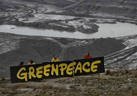 Aktivisté greenpeace u uhelného dolu poblíž Mostu.