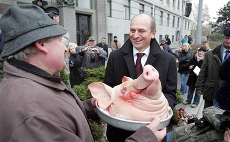 Ministr zemdlství Petr Gandalovi dostal od farmá dárek - praseí hlavu.