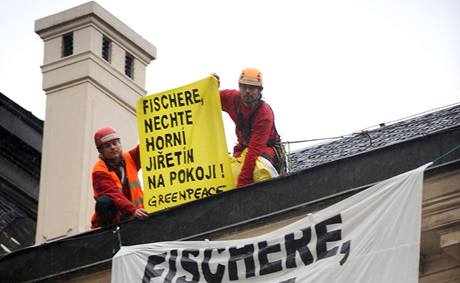 Greenpeace vylezli na stechu vlády. Protestují proti návrhu ministra prmyslu Vladimíra Toovského, který by podle nich otevel cestu k prolomení platných limit tby uhlí v severních echách. 
