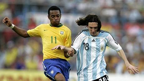 Souboj hvězd. Brazilec Robinho chce vzít míč Argentinci Messimu.
