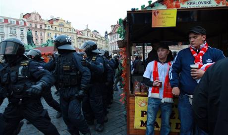 Fanouky dvou polskch klub se ctli poprat, policie jim v tom ale vasnm zsahem zabrnila. 