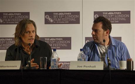 Herec Viggo Mortensen (vlevo) a scenárista Joe Penhall hovoří s novináři na Londýnském filmovém festivalu.