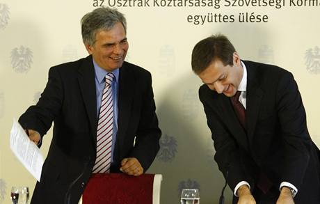 Rakouský kanclé Werner Faymann a maarský premiér Gordon Bajnai na spoleném zasedání 