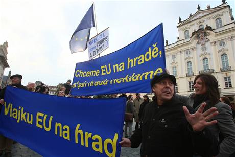 Demonstranti (včetně Borise Hybnera a Matěje Stropnického) na Hradčanském náměstí požadovali, aby Václav Klaus podepsal Lisabonskou smlouvu.