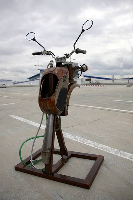 Pisoár podle návrhu Romana Šafránka má připomínat motocykl.