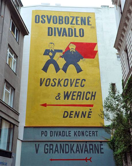  Praha 1 obnovila reklamu Voskovce a Wericha na fasd domu v ulici V Jm 