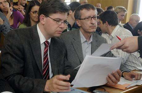 Jií Pospíil na zasedání akademického senátu Západoeské univerzity v Plzni.