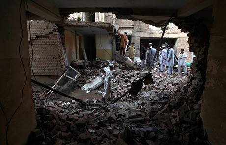 Následky pumového útoku v Pákistánu