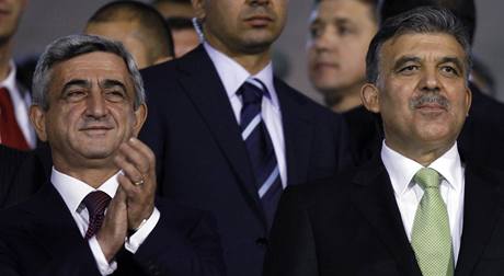 Arménský prezident Ser Sarkisjan (vlevo) se svým tureckým protjkem Abdullahem Gülem 
