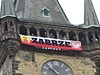 Poltí fanouci vyvsili vlajku Gorniku Zabrze na Straomstské radnici