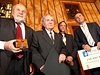 Ludvík Kundera (uprosted) pi pedávání ceny Jaroslava Seiferta. Vlevo drí cenu Frantiek Janouch