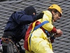 Aktivisty Greenpeace ze stechy vlády sundavala jednotka rychlého nasazení.
