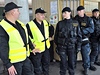 Policisté jsou v pohotovosti na nádraí Praha-Smíchov, kam má pijet ást polských fanouk