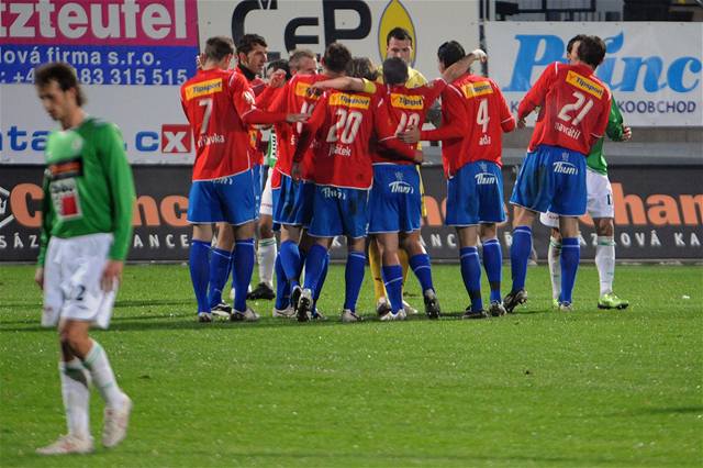 Hrái Plzn se radují po vyhraném zápase na hiti Jablonce. 