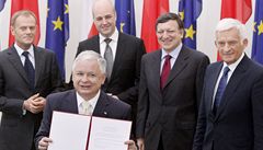 Polský prezident Lech Kaczynski s Lisabonskou smlouvou. Za ním stojí polský premiér Donald Tusk, védský premiér Fredrik Reinfeldt , éf Evropské komise  Jose