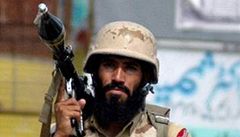 Pákistánský voják hlídá silnici na severozápadě země. V této kmenové oblasti se ukrývají příznivci Al Kajdy a Talibanu. | na serveru Lidovky.cz | aktuální zprávy