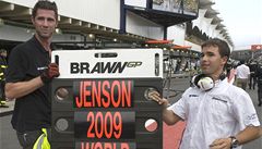 Jenson Button slaví titul mistra svta ve formuli 1. Na snímku se radují mechanici stáje Brawn GP.