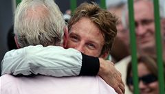 Jenson Button slaví titul mistra svta ve formuli 1 s otcem.