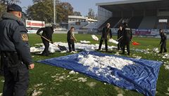 Odsouzení z věznice ve Stráži pod Ralskem pomáhali odklízet sníh z hrací plochy stadionu v Jablonci před ligovým utkáním.