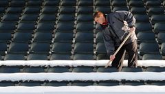 Odsouzení z vznice ve Strái pod Ralskem pomáhali odklízet sníh z hrací plochy stadionu v Jablonci ped ligovým utkáním.