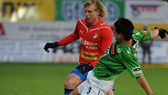 Hrdina zápasu, plzeský Frantiek Rajtoral (vlevo) v souboji s jabloneckým Anesem Haurdiem.