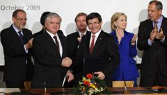 Clintonov domluvila Turecku a Armnii, dohodu stty podepsaly