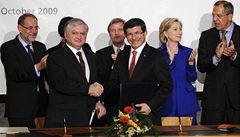 Turecký ministr zahranií Ahmet Davutoglu (druhý zleva) s jeho arménský protjek Edvard Nalbandjan. V pozadí Javier Solana, Bernard Kouchner, Hillary Clintonová a Sergej Lavrov.  