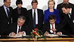 Javier Solana, výcarská ministryn zahranií Micheline Calmy-Rey, francouzský ministr zahranií Bernard Kouchner, Hillary Clintonová a Sergej Lavrov sledují tureckého(velvo) a armánského ministra zahraniních vcí podepisující dohodu.   