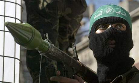 Hamas poruil pímí a zaútoil raketami na Izrael.