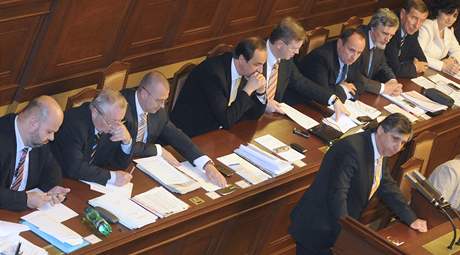 Premiér Jan Fischer pednesl poslancm priority svého kabinetu.