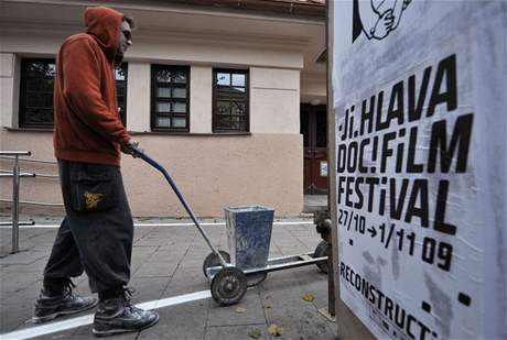 Grafik a performer Vít Kraus ped zahájením 13. roníku Mezinárodního festivalu dokumentárních film propojil po celé Jihlav vápennou árou vechna místa související s festivalem.