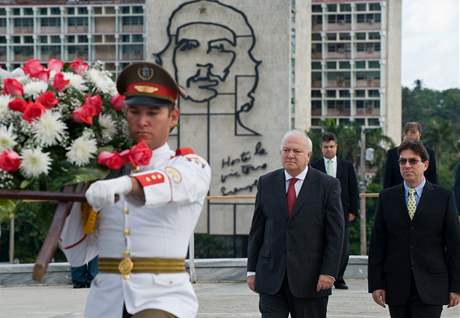 panlský ministr zahranií Miguel Moratinos (vlevo) jeho kubánský protjek Bruno Rodriguez 