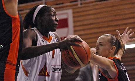 Hamchetou-Maiga Baová z Gambrinusu Brno prochází obranou Bourges Basket.