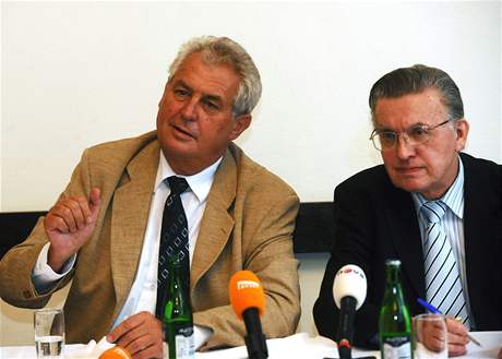 Milo Zeman (vlevo) a Eduard Zeman, podle kterého je postup Jiího Paroubka nezákonný.