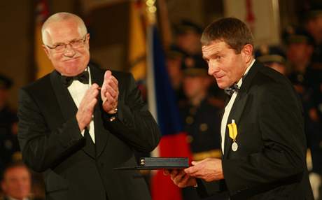 Josef Váa s medailí