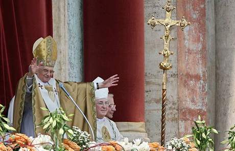 Pape Benedikt XVI. pi tradiní "Urbi et Orbi" ve Vatikánu.