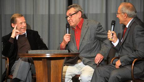 Zleva: Václav Havel, Miloš Forman a Milan Jirásek.