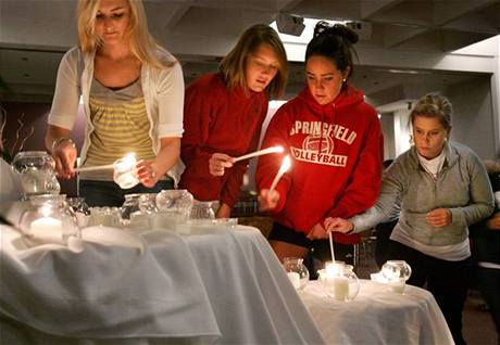 Studenti zapalují svíce za obti masakru ve Virginii.