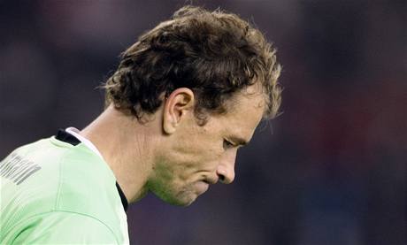 Fotbalový brankář Jens Lehmann zpytuje svědomí po obdrženém gólu v Lize mistrů