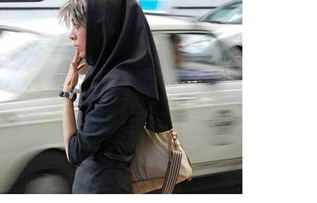 Mladá Íránka v Teheránu. Nezakryté vlasy jsou trnem v oku ortodoxních muslim