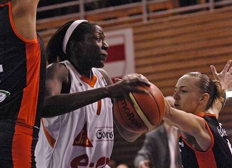 Hamchetou-Maiga Baová z Gambrinusu Brno prochází obranou Bourges Basket.